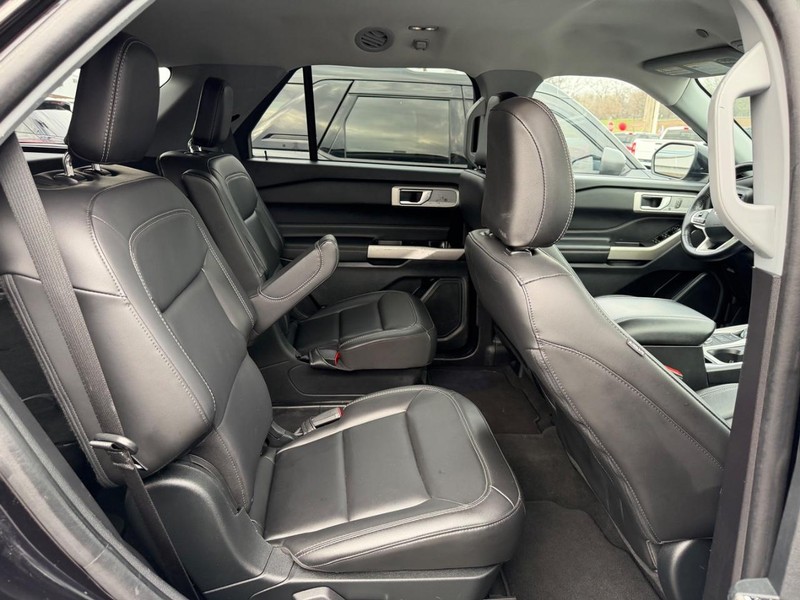 Ford Explorer Vehicle Full-screen Gallery Image 09