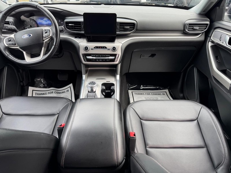 Ford Explorer Vehicle Full-screen Gallery Image 11