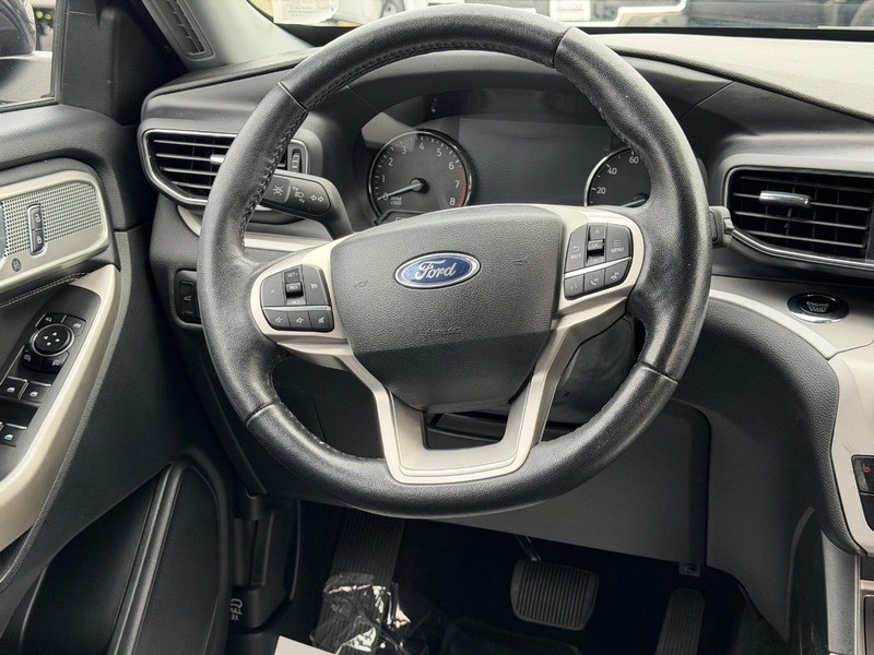 Ford Explorer Vehicle Full-screen Gallery Image 12