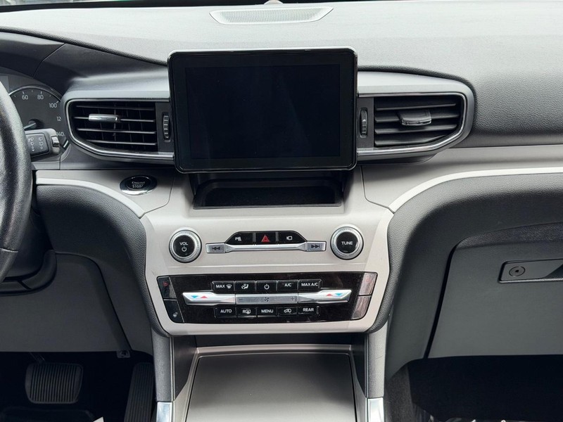 Ford Explorer Vehicle Full-screen Gallery Image 13