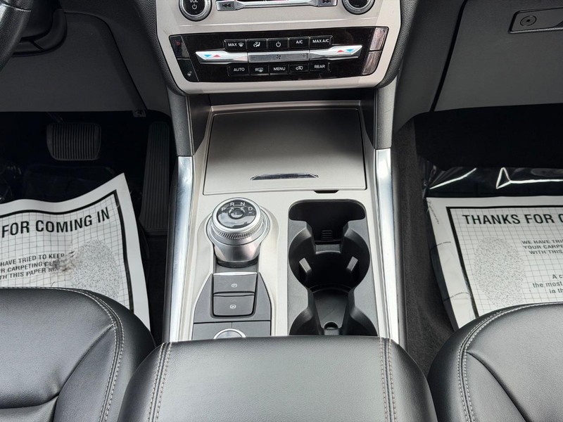 Ford Explorer Vehicle Full-screen Gallery Image 14