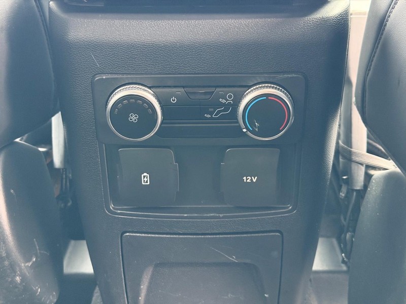 Ford Explorer Vehicle Full-screen Gallery Image 15