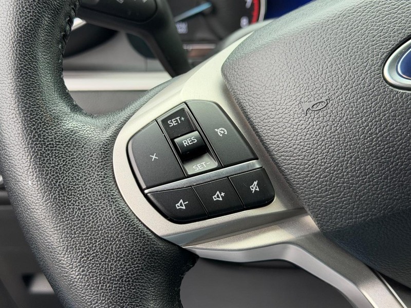 Ford Explorer Vehicle Full-screen Gallery Image 17