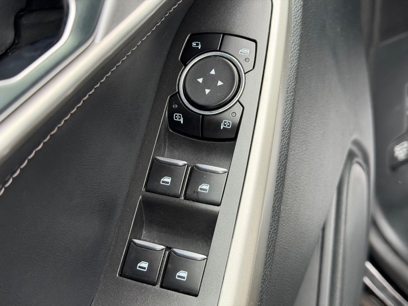 Ford Explorer Vehicle Full-screen Gallery Image 21