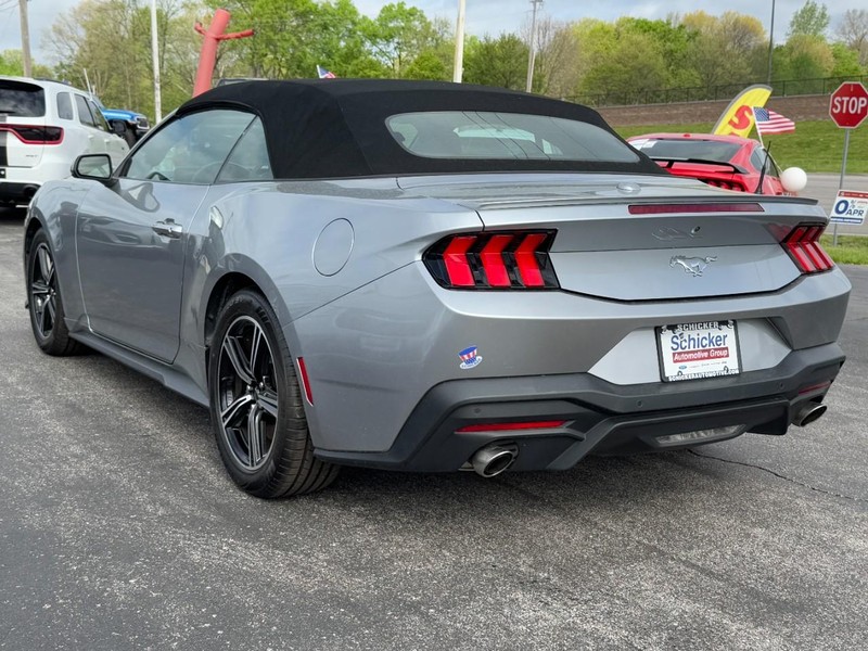 Ford Mustang Vehicle Full-screen Gallery Image 06