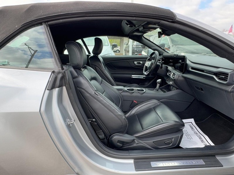 Ford Mustang Vehicle Full-screen Gallery Image 10