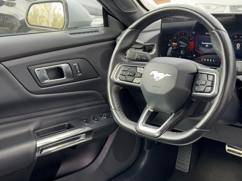 Ford Mustang Vehicle Full-screen Gallery Image 13