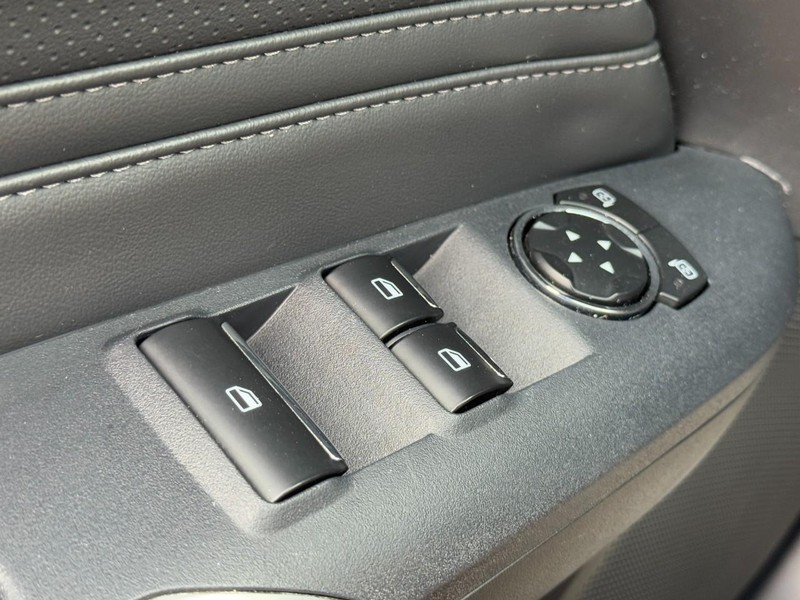 Ford Mustang Vehicle Full-screen Gallery Image 22