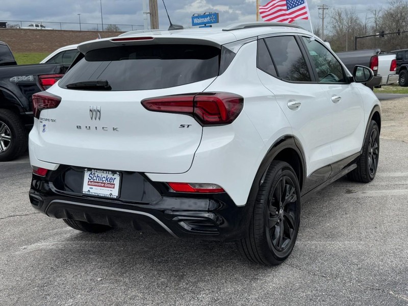 Buick Encore GX Vehicle Full-screen Gallery Image 03