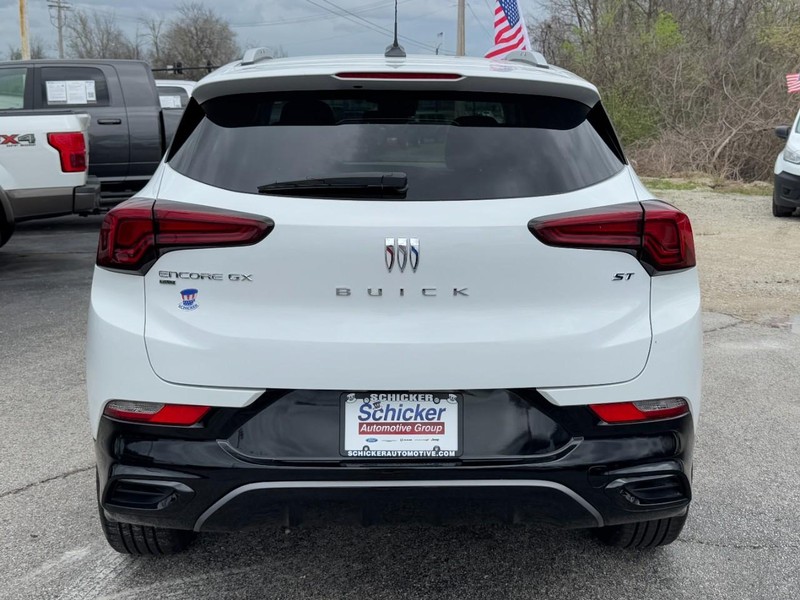 Buick Encore GX Vehicle Full-screen Gallery Image 04