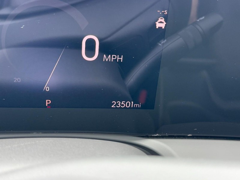 Buick Encore GX Vehicle Full-screen Gallery Image 16