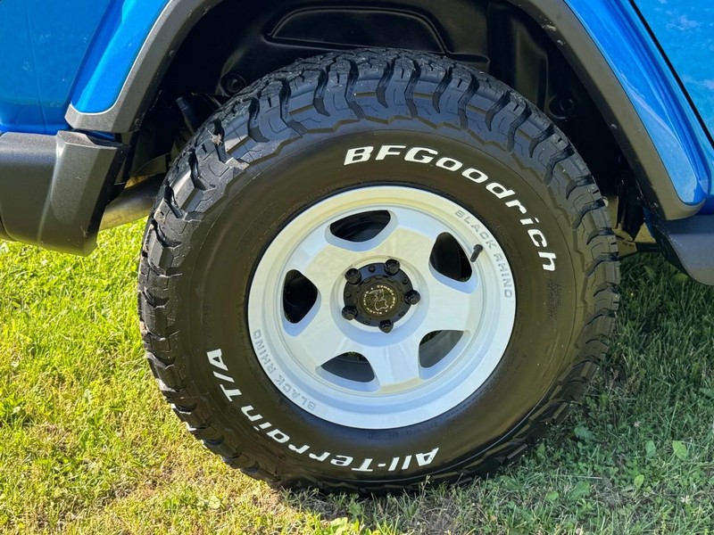 Jeep Wrangler Vehicle Full-screen Gallery Image 04