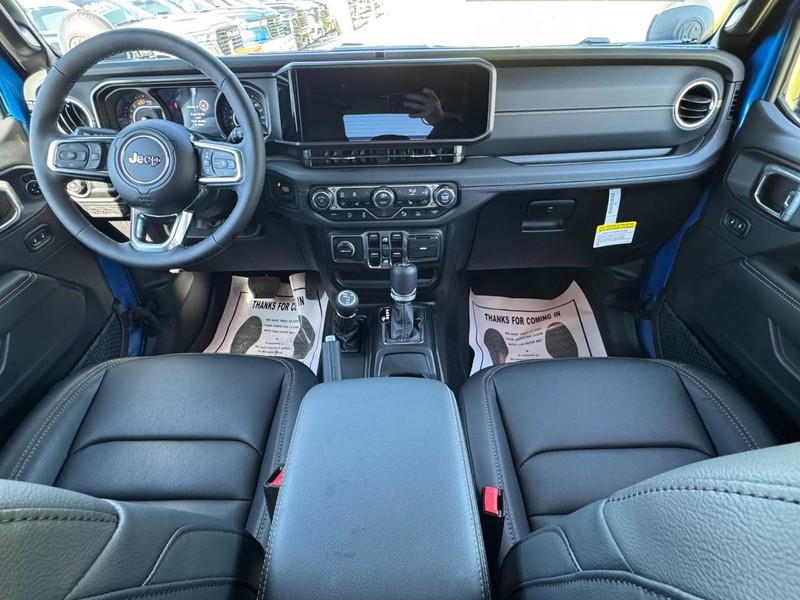 Jeep Wrangler Vehicle Full-screen Gallery Image 06