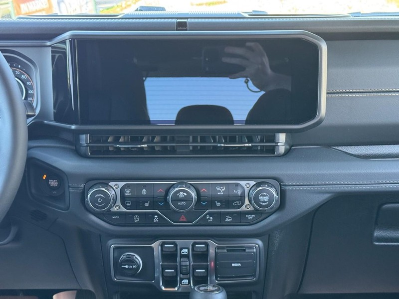 Jeep Wrangler Vehicle Full-screen Gallery Image 08