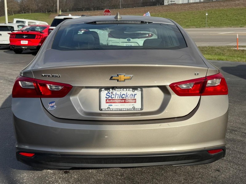 Chevrolet Malibu Vehicle Full-screen Gallery Image 05