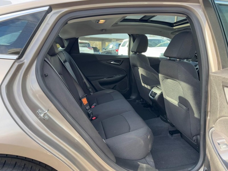 Chevrolet Malibu Vehicle Full-screen Gallery Image 10