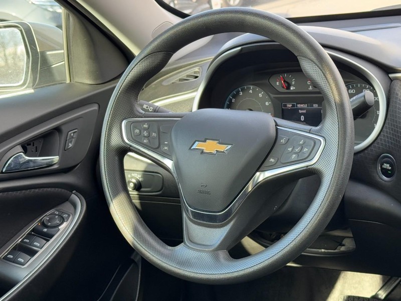 Chevrolet Malibu Vehicle Full-screen Gallery Image 12