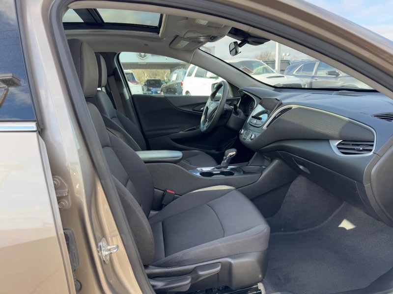 Chevrolet Malibu Vehicle Full-screen Gallery Image 15