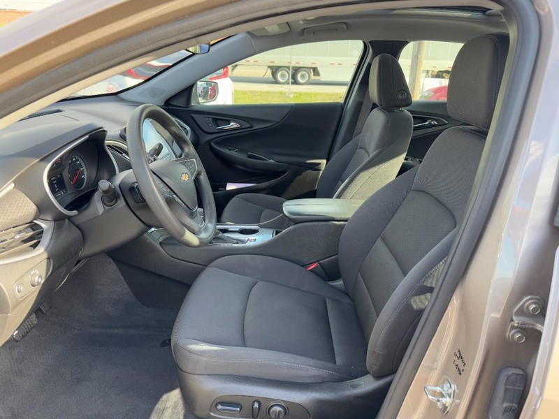 Chevrolet Malibu Vehicle Full-screen Gallery Image 16