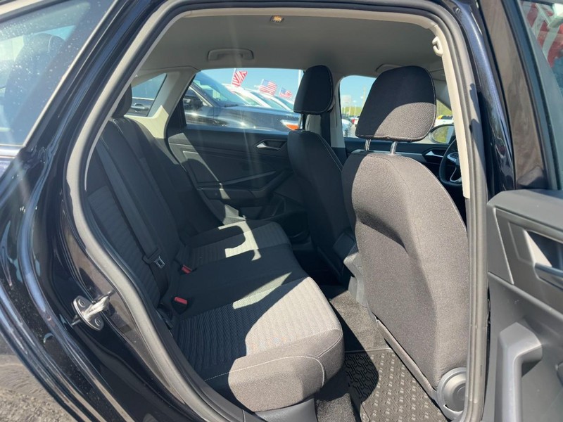 Volkswagen Jetta Vehicle Full-screen Gallery Image 10