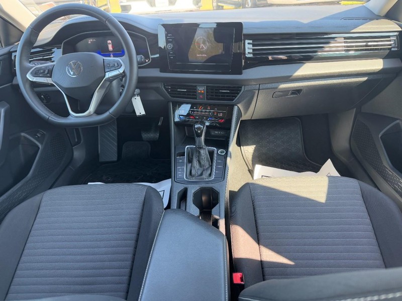 Volkswagen Jetta Vehicle Full-screen Gallery Image 11