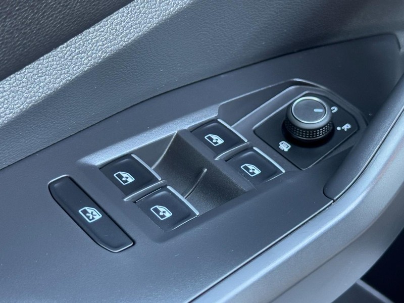 Volkswagen Jetta Vehicle Full-screen Gallery Image 19