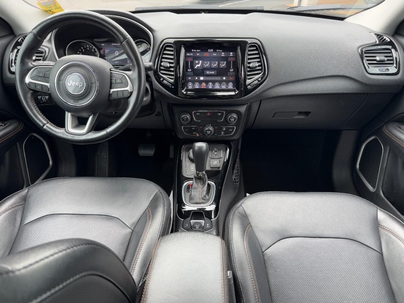 Jeep Compass Vehicle Full-screen Gallery Image 11