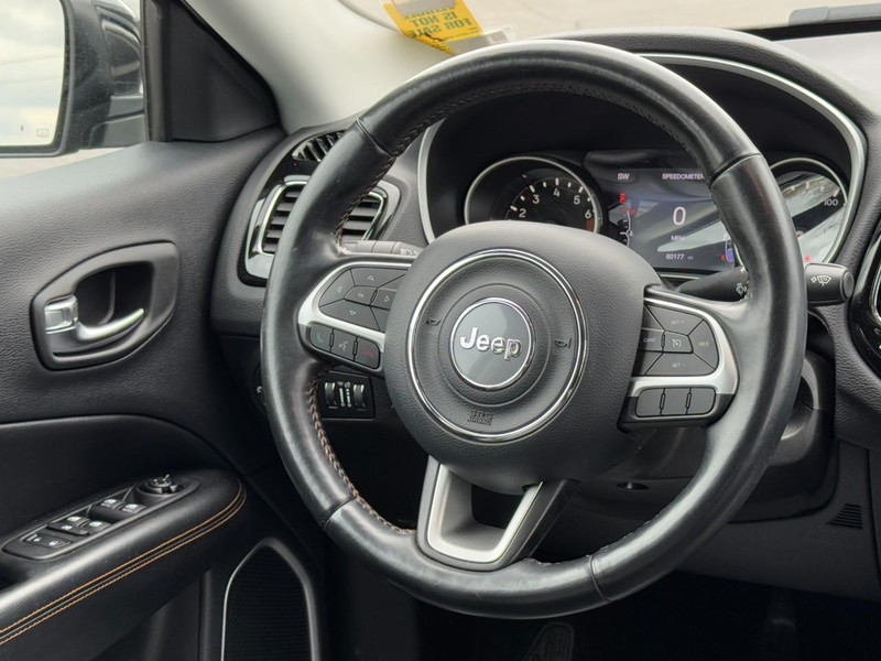 Jeep Compass Vehicle Full-screen Gallery Image 12