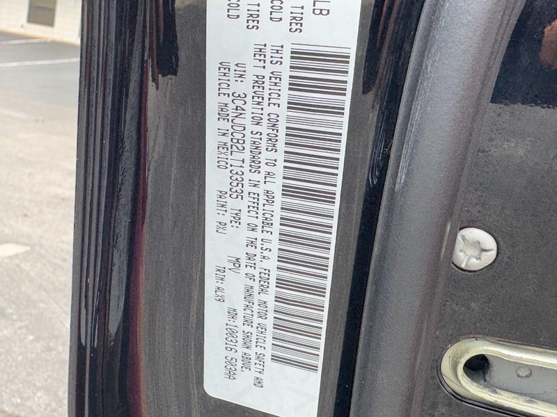 Jeep Compass Vehicle Full-screen Gallery Image 23