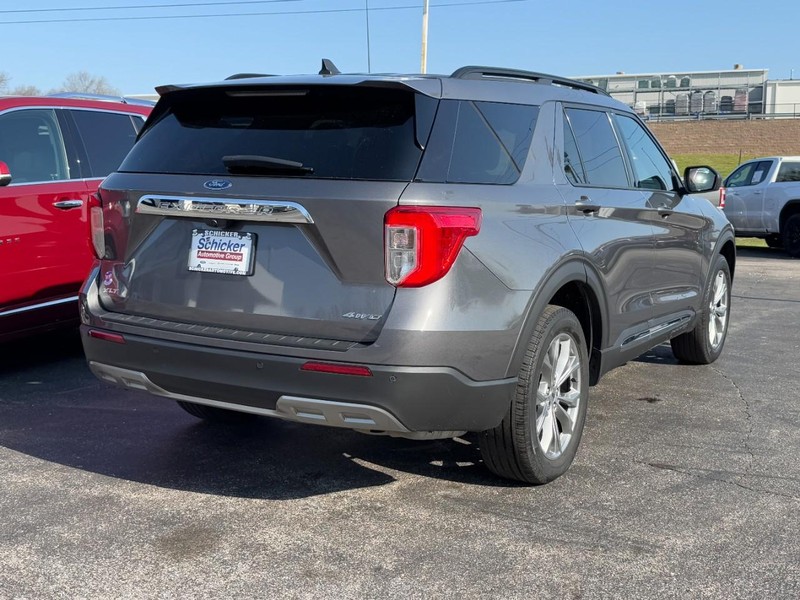 Ford Explorer Vehicle Full-screen Gallery Image 03