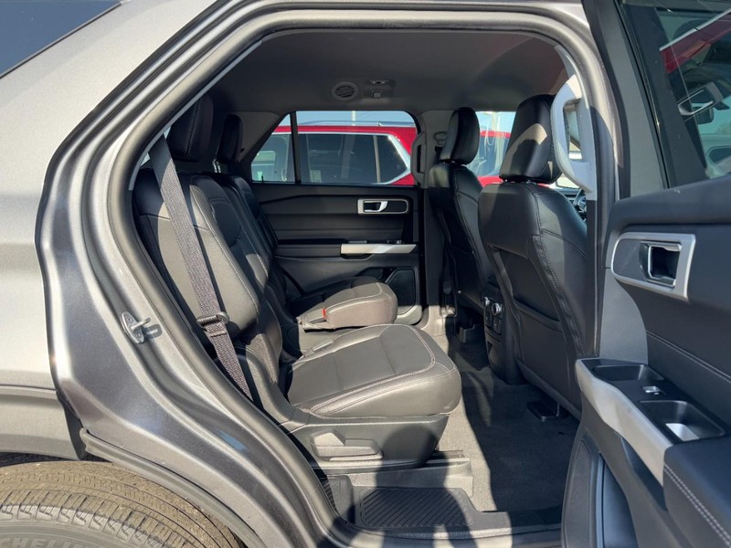 Ford Explorer Vehicle Full-screen Gallery Image 11