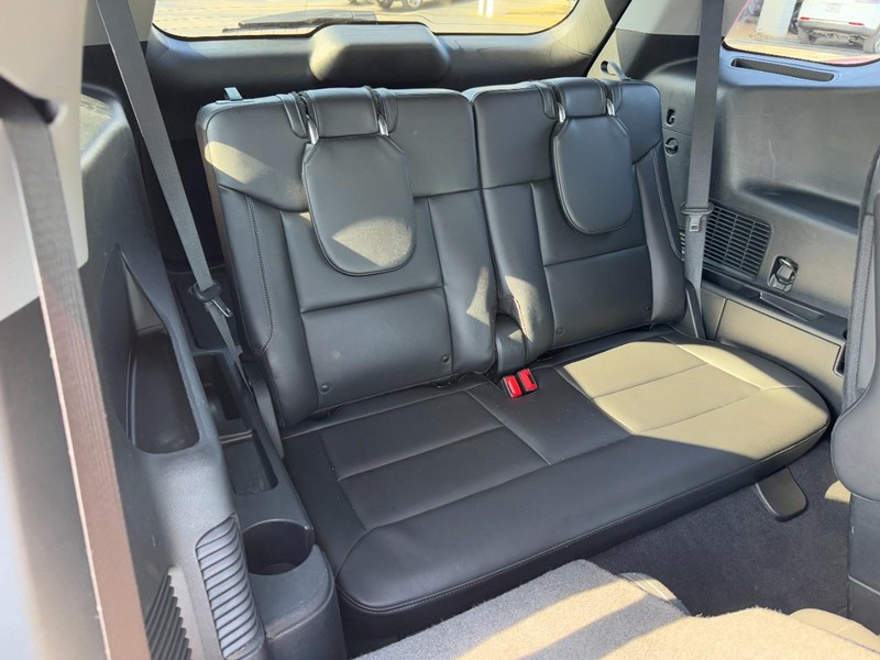 Ford Explorer Vehicle Full-screen Gallery Image 12