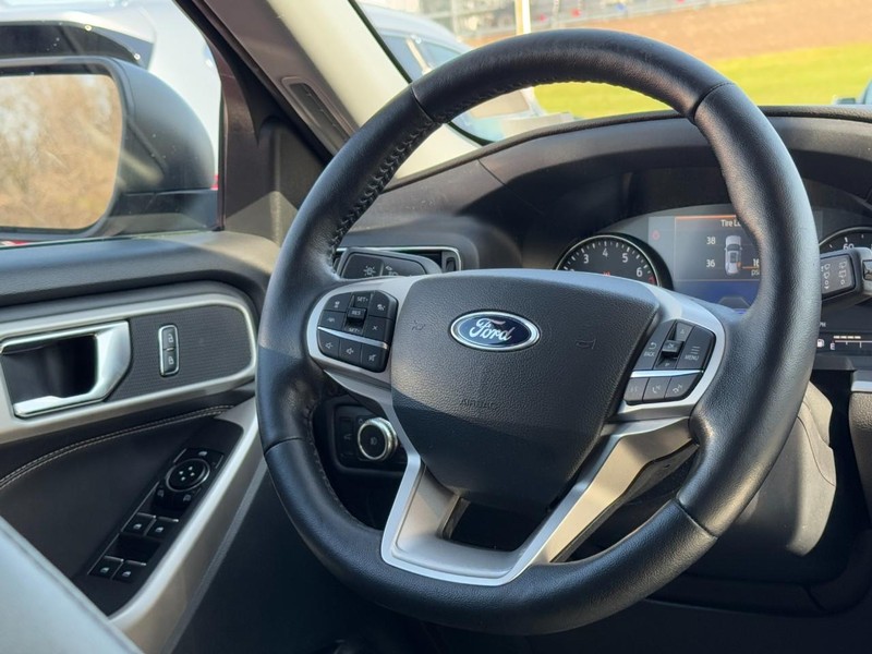 Ford Explorer Vehicle Full-screen Gallery Image 14