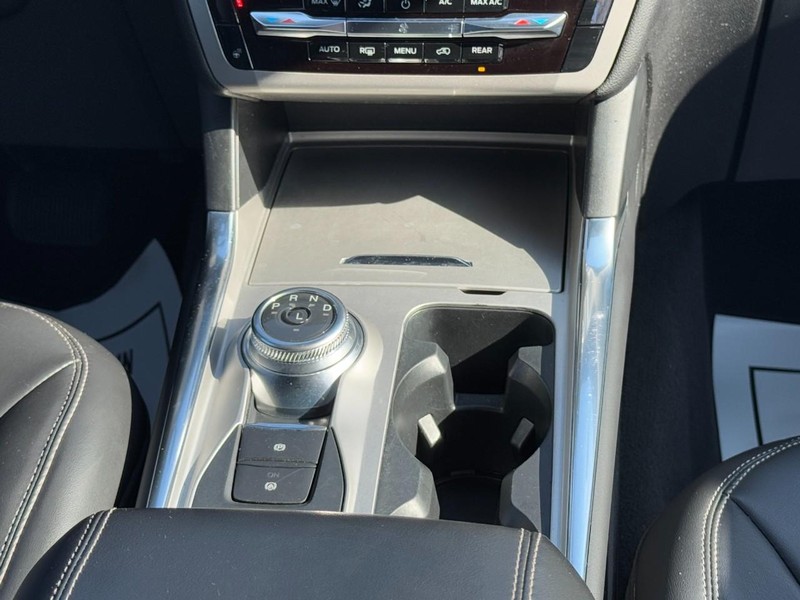 Ford Explorer Vehicle Full-screen Gallery Image 16