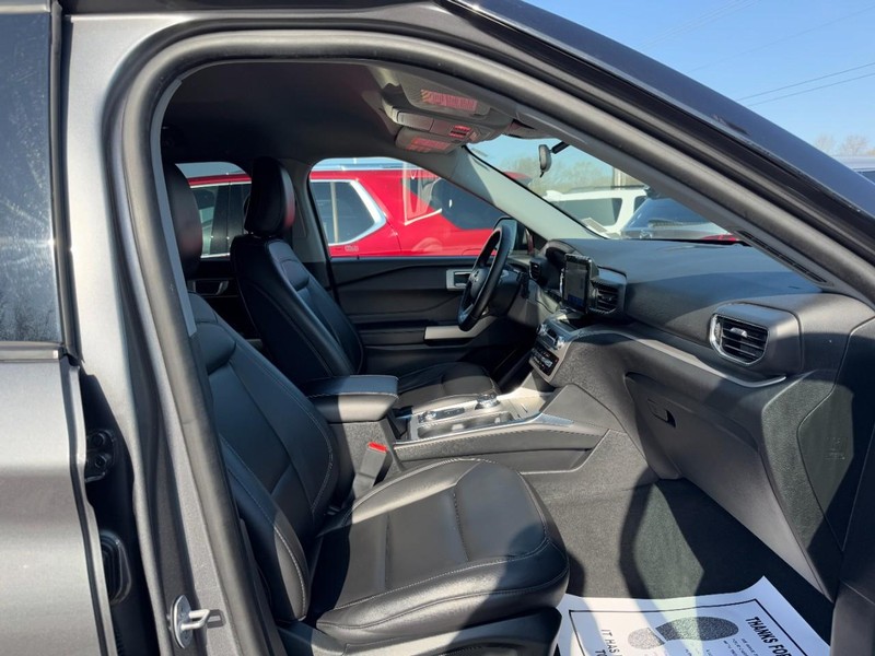 Ford Explorer Vehicle Full-screen Gallery Image 17