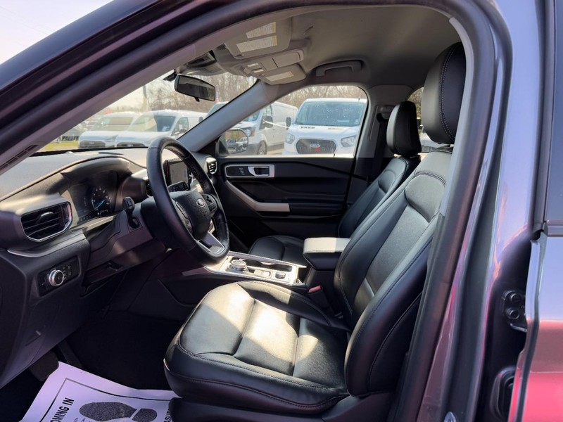 Ford Explorer Vehicle Full-screen Gallery Image 18