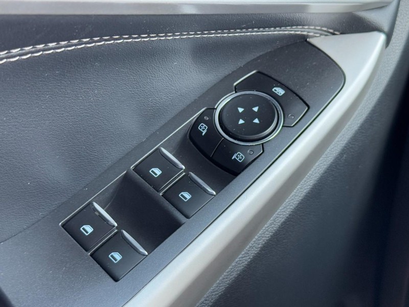 Ford Explorer Vehicle Full-screen Gallery Image 25