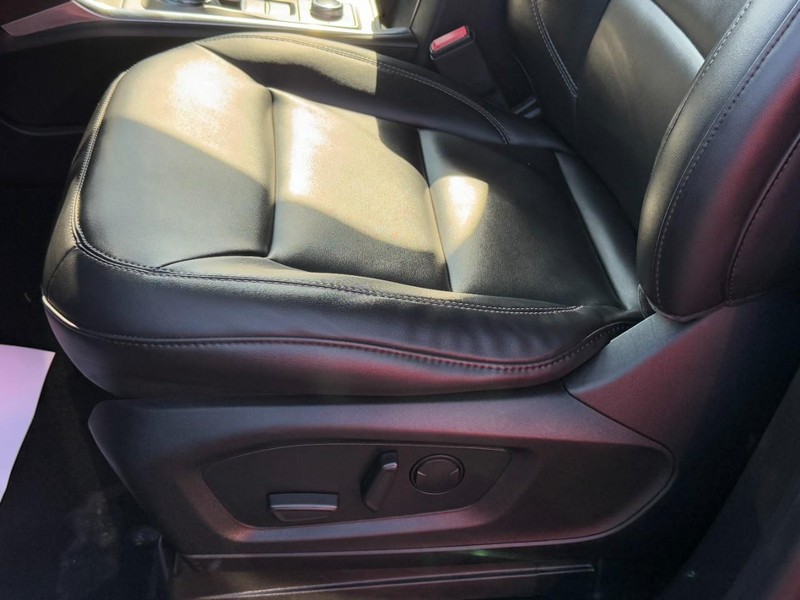 Ford Explorer Vehicle Full-screen Gallery Image 26