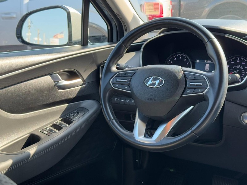 Hyundai Santa Fe Vehicle Full-screen Gallery Image 12