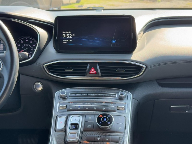 Hyundai Santa Fe Vehicle Full-screen Gallery Image 13