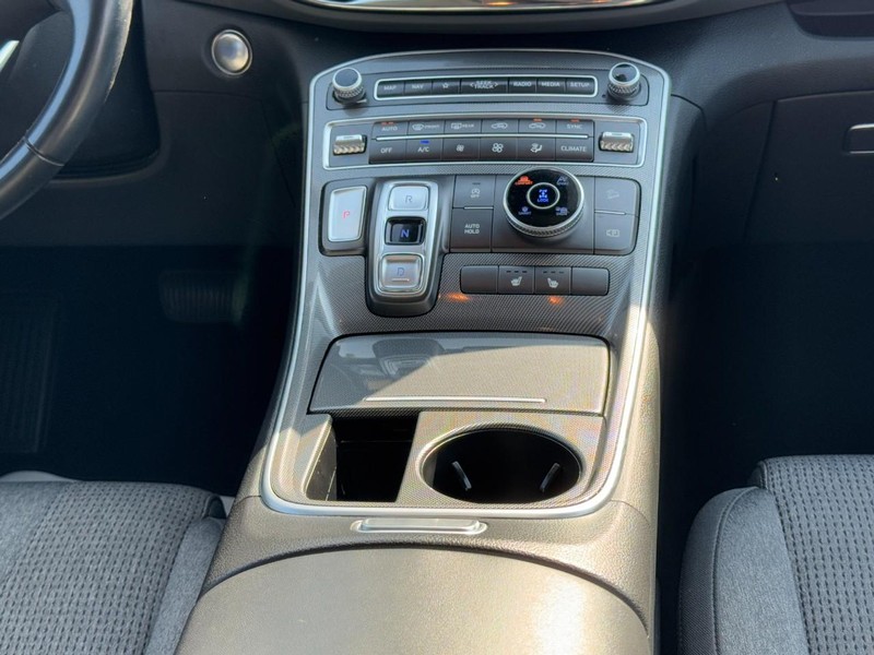 Hyundai Santa Fe Vehicle Full-screen Gallery Image 14