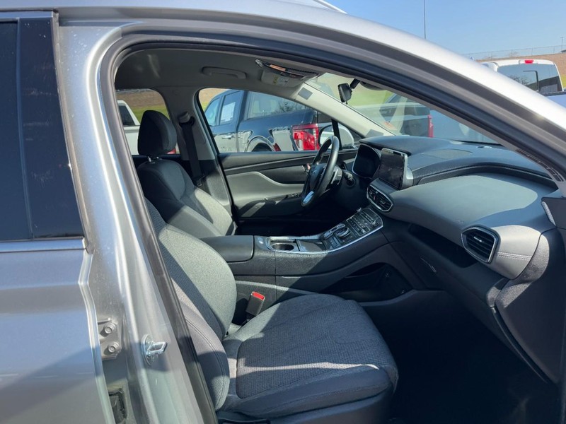 Hyundai Santa Fe Vehicle Full-screen Gallery Image 15