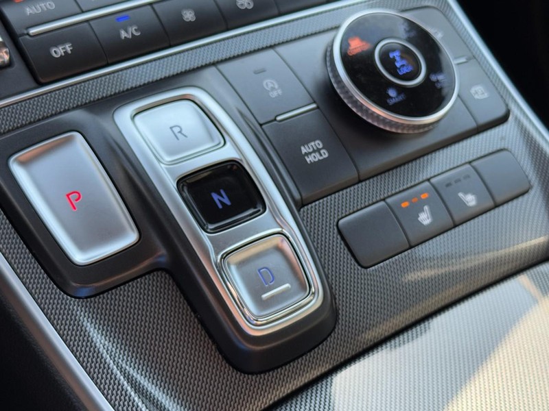 Hyundai Santa Fe Vehicle Full-screen Gallery Image 19