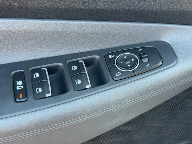 Hyundai Santa Fe Vehicle Full-screen Gallery Image 22