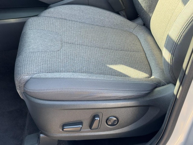 Hyundai Santa Fe Vehicle Full-screen Gallery Image 23