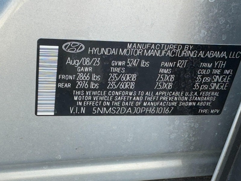 Hyundai Santa Fe Vehicle Full-screen Gallery Image 24