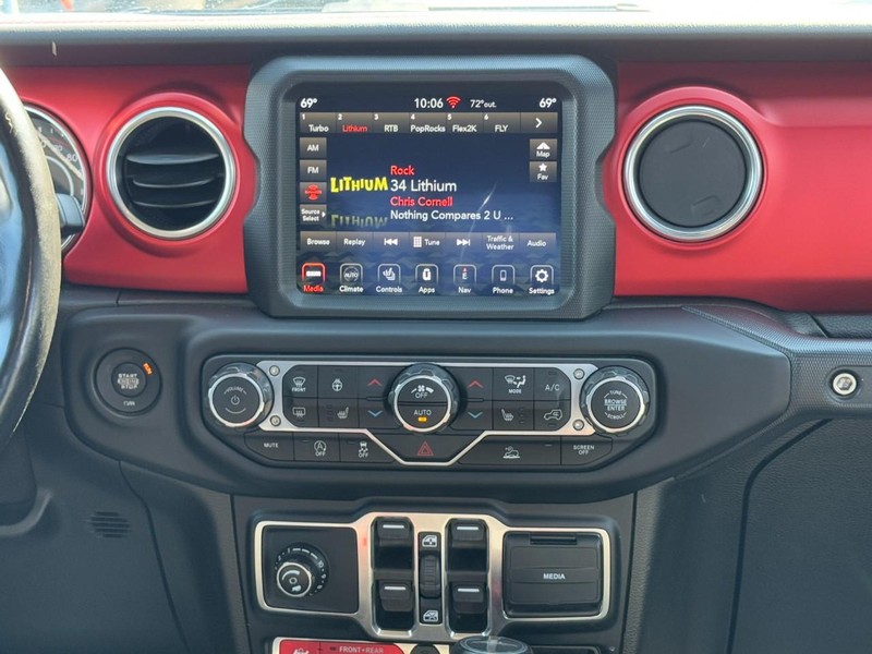 Jeep Gladiator Vehicle Full-screen Gallery Image 13