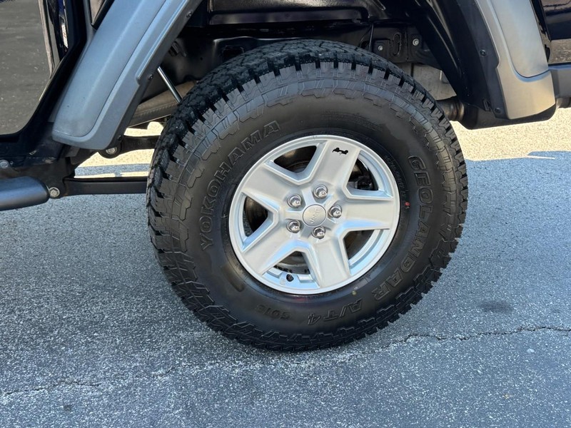 Jeep Gladiator Vehicle Full-screen Gallery Image 07