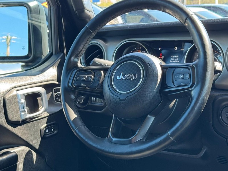 Jeep Gladiator Vehicle Full-screen Gallery Image 12