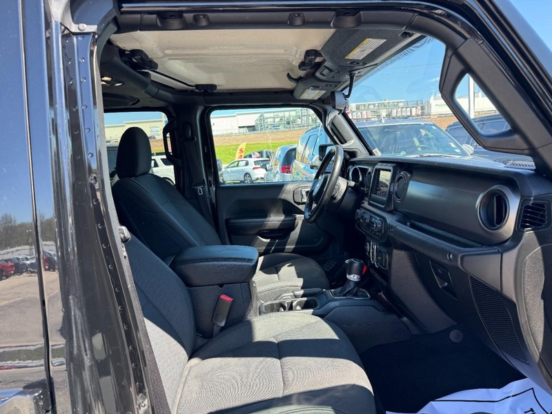 Jeep Gladiator Vehicle Full-screen Gallery Image 15